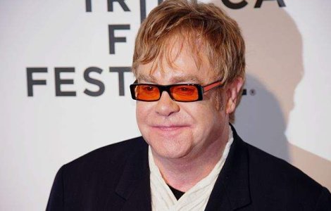 Elton John spune ca a facut sex cu un spion KGB
