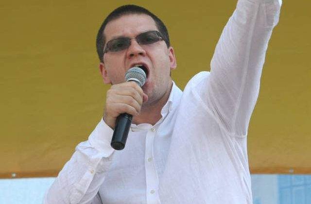 Incidente in Parlamentul Romaniei: "Ponta tradatorul, salvati tricolorul"