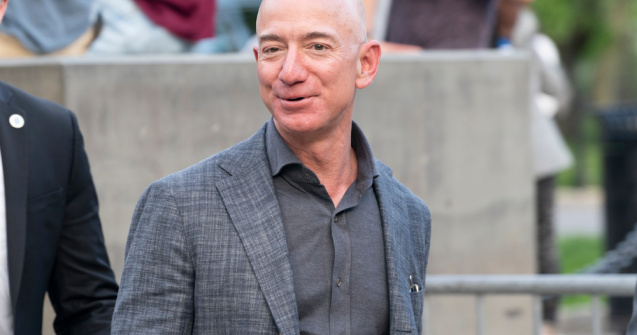 Jeff Bezos se pensionează! Cui va preda conducerea imperiului Amazon