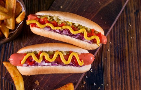 VIDEO: Un american a devorat 76 de hot dogs în 10 minute, depăşindu-şi propriul record