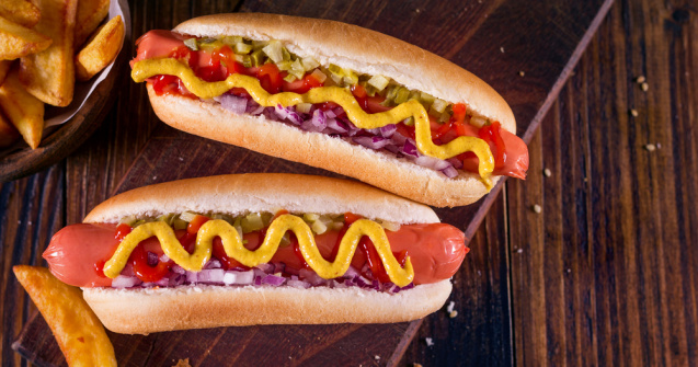 VIDEO: Un american a devorat 76 de hot dogs în 10 minute