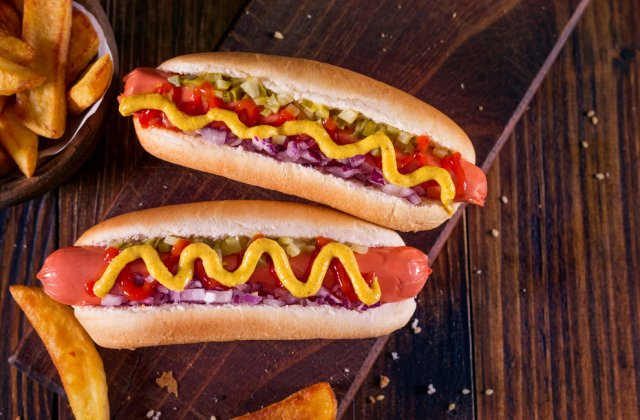 VIDEO: Un american a devorat 76 de hot dogs &icirc;n 10 minute, depăşindu-şi propriul record