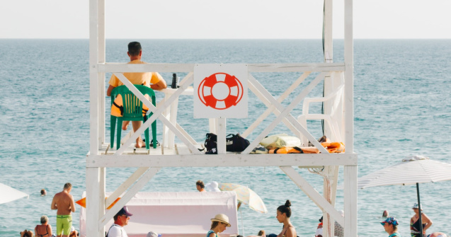 Salvamar jefuit în timp ce acorda primul ajutor. Hoțul, prins de un jandarm