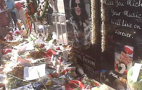 Sute de obiecte a lui Michael Jackson, scoase la licitatie in iunie