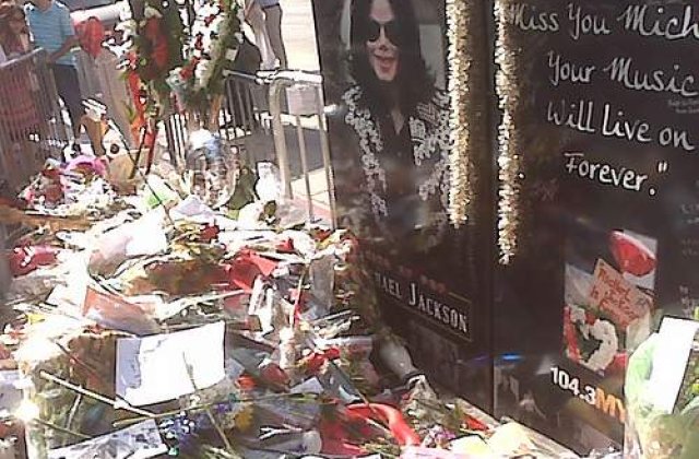 Sute de obiecte a lui Michael Jackson, scoase la licitatie in iunie