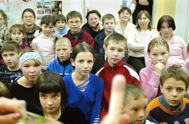 Lisa Marie Presley a plans cand a vazut imagini din orfelinatele din Romania