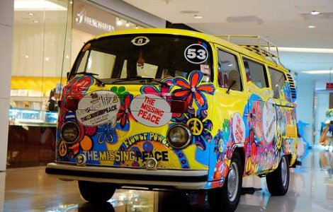 Masinuta "flower power" implineste 60 de ani