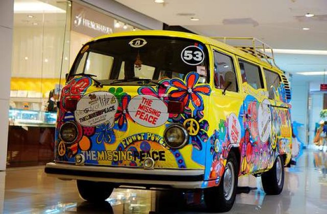 Masinuta "flower power" implineste 60 de ani