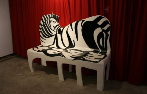 Statia de metrou Victoriei, decorata cu zebre