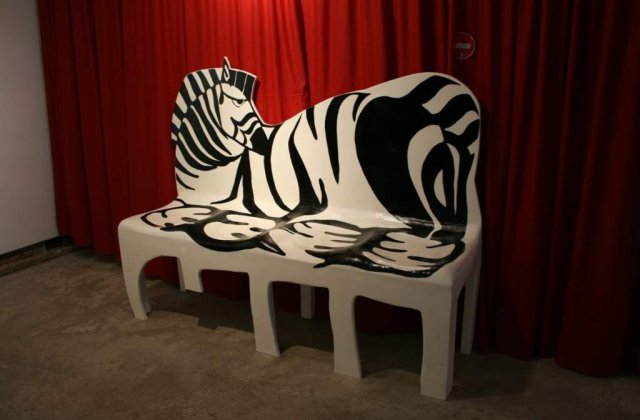 Statia de metrou Victoriei, decorata cu zebre