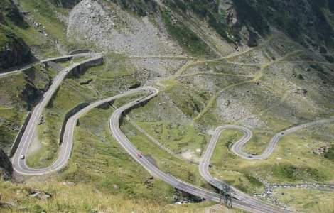 Sase autoturisme, blocate pe Transfagarasan din cauza zapezii