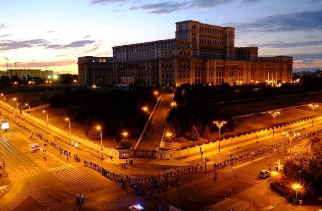 A 21-a zi de protest: Lant uman in jurul Parlamentului pentru Rosia Montana