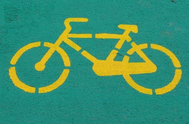 [VIDEO] Probleme la marsul biciclistilor: Un barbat a intrat cu masina intre ei