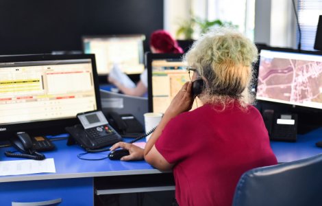 STENOGRAMĂ. Urgență la 112, gestionată în batjocură. Dispecer, către o mamă care își căuta fiica: „Nu vine nimeni s-o caute în tot orașul”