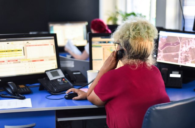 STENOGRAMĂ. Urgență la 112, gestionată în batjocură. Dispecer, către o mamă care își căuta fiica: „Nu vine nimeni s-o caute în tot orașul”