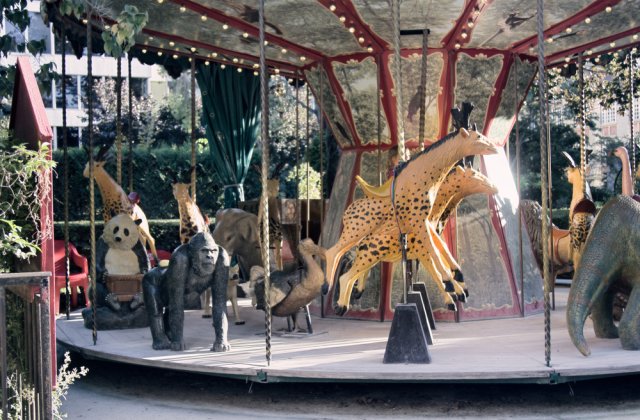 Disneyland Paris și-a cerut scuze după ce a împiedicat o mamă să alăpteze în public