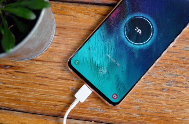 7 trucuri pentru a încărca bateria telefonului cât mai repede posibil