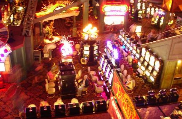 70 de luni de detentie pentru un barbat care a inselat cazinouri cu 7 milioane de dolari