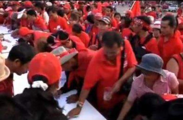 Protest inedit in Thailanda: Cladirea Guvernului a fost stropita cu sange