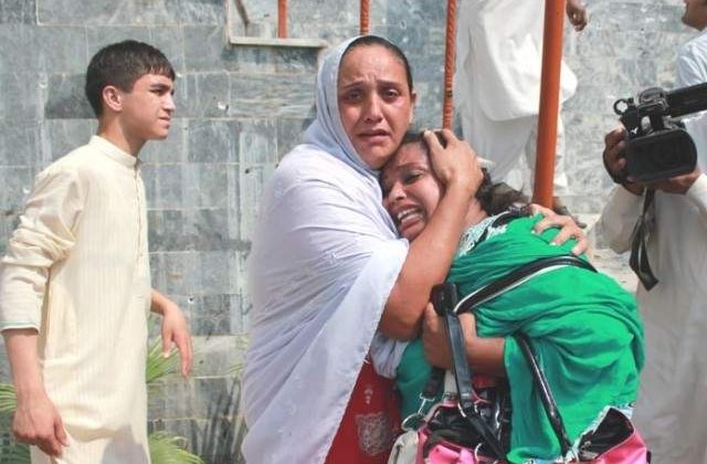 Cel putin 43 de morti intr-un dublu atentat sinucigas, in fata unei biserici din Pakistan