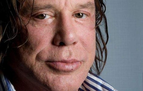 Mickey Rourke va construi un adapost pentru maidanezii din Romania