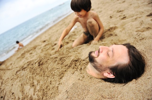 Salvamarii au eliberat un tânăr îngropat și abandonat în nisip pe plaja din Tuzla