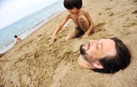 Salvamarii au eliberat un tânăr îngropat și abandonat în nisip pe o plajă