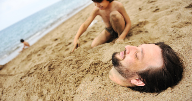 Salvamarii au eliberat un tânăr îngropat și abandonat în nisip pe o plajă