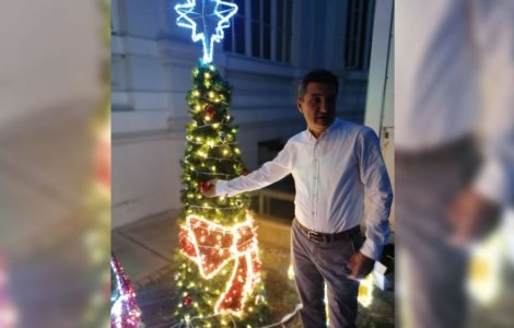 FOTO „Omul gospodar își cumpără vara sanie și iarna car!” La Arad, primarul împodobește acum bradul de Crăciun