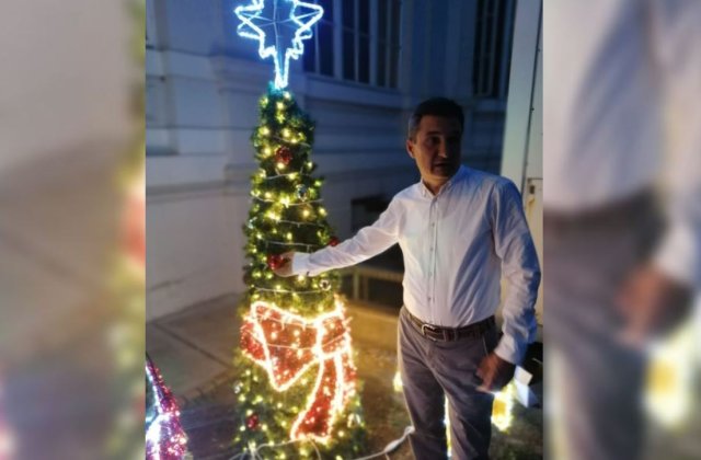 FOTO „Omul gospodar își cumpără vara sanie și iarna car!” La Arad, primarul împodobește acum bradul de Crăciun