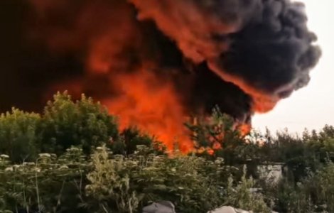 VIDEO Șeful Gărzii de Mediu Bihor: Fumul toxic rezultat din incendiul de la Salonta se îndreaptă spre Ungaria
