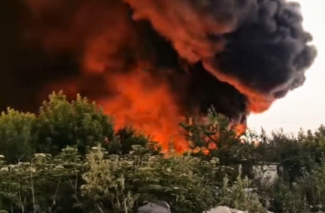 VIDEO Șeful Gărzii de Mediu Bihor: Fumul toxic rezultat din incendiul de la Salonta se &icirc;ndreaptă spre Ungaria
