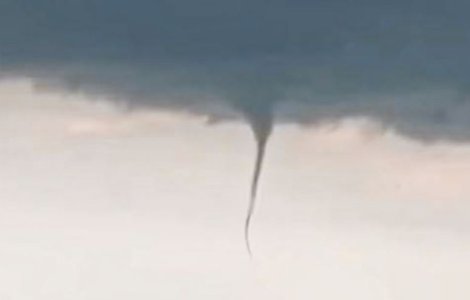 VIDEO România, lovită de tornadă și viituri. Fenomene mai puțin obișnuite au fost înregistrate în vestul țării