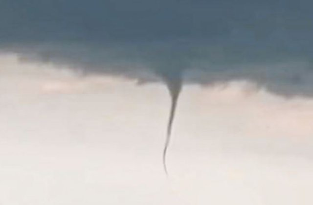 VIDEO România, lovită de tornadă și viituri. Fenomene mai puțin obișnuite au fost înregistrate în vestul țării