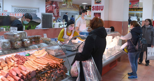 Vom mânca mai bine în România, dar mai scump! Procesatorii și-au schimbat rețelele pentru mezeluri