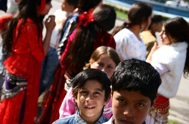 Familiile rome vor fi asistate pentru prevenirea casatoriilor intre copii