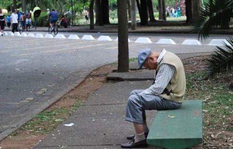 Escroci imobiliari, arestati: Inselau batrani si ii abandonau in Europa de Vest