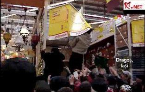  Video : Iesenii s-au calcat in picioare pentru produse promotionale