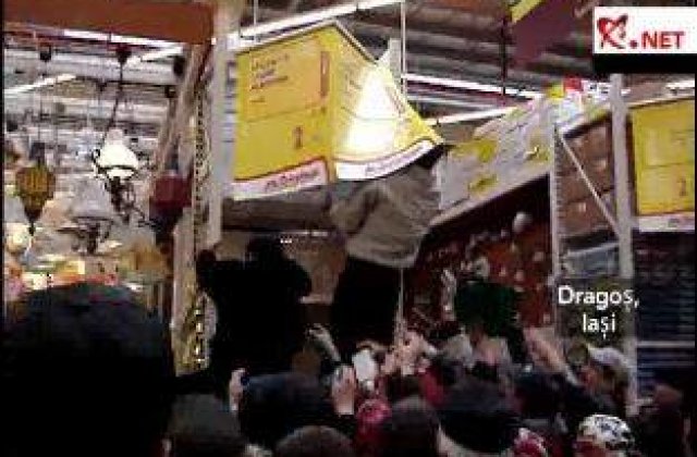 [VIDEO]: Iesenii s-au calcat in picioare pentru produse promotionale