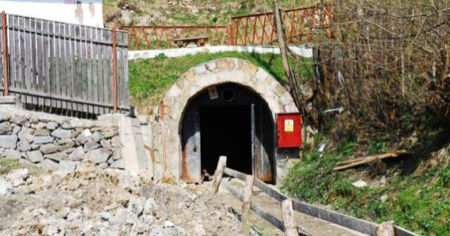 Membrii Comisiei R.Montana, primiti cu proteste la intrarea intr-o galerie