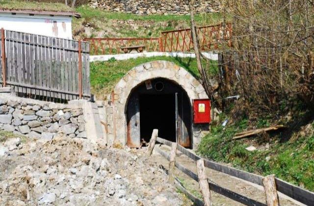 Membrii Comisiei R.Montana, primiti cu proteste la intrarea intr-o galerie