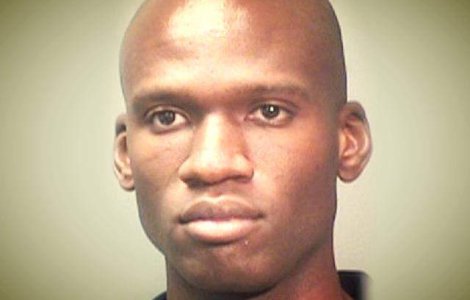 Aaron Alexis: Undele radio m-au impins sa ucid