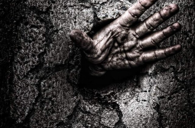 Tandarei: Doi muncitori au fost ingropati de vii de un mal de pamant