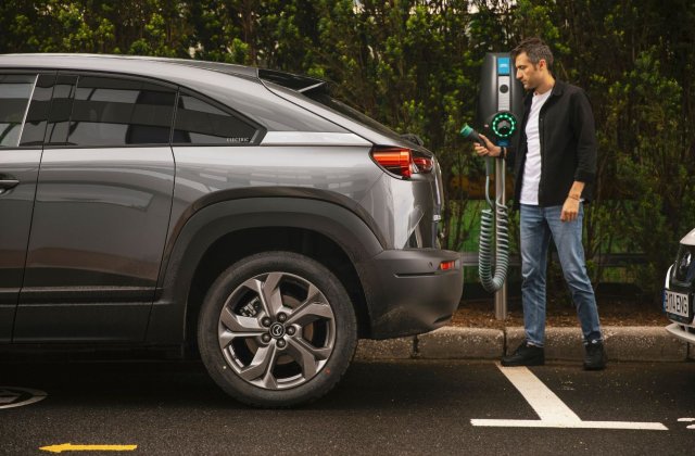 Un pr&acirc;nz gourmet, alimentat cu energie ENGIE: am testat autonomia lui Mazda MX-30 p&acirc;nă la Valea Doftanei