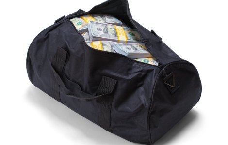 O geantă plină cu bani pierdută de un bărbat a fost recuperată de polițiști