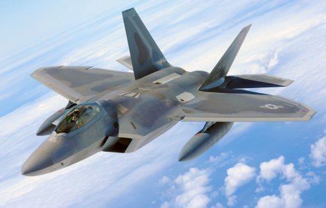 Un avion F-16 s-a dezmembrat în zbor în timpul unui exercițiu