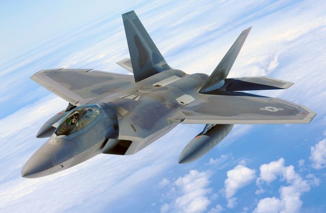Un avion F-16 s-a dezmembrat &icirc;n zbor &icirc;n timpul unui exercițiu