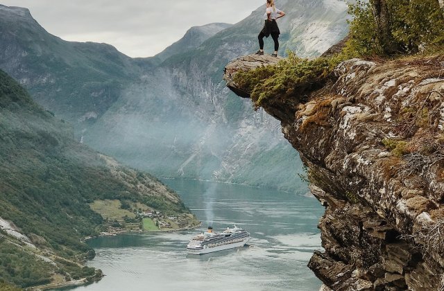 O bloggeriță a murit după ce a căzut de la înălțime când își făcea o poză pe o stâncă