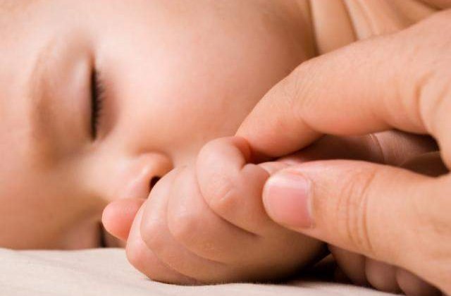 Imagini socante: Un alt bebelus este batut de propria bona