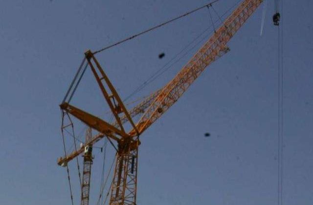 Un barbat ameninta ca se arunca de pe o macara daca nu e eliberat Gigi Becali